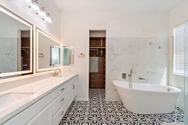 Primary Bathroom - 69457 Turnberry Ct