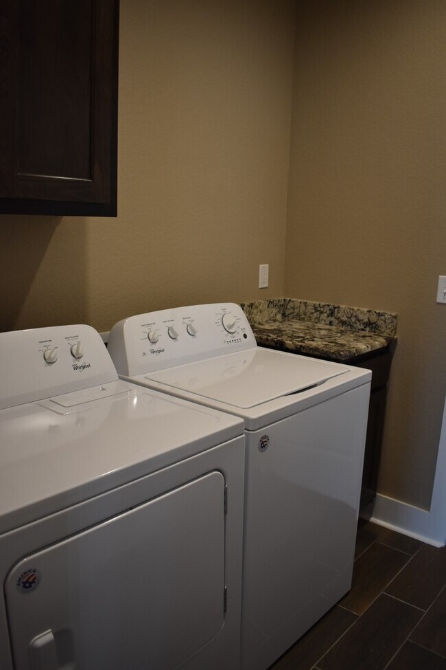 Building Photo - 4 Bedroom 3.5 Bath In The Heart of Fayetteville!