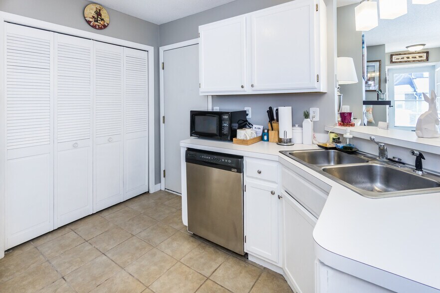 Building Photo - 1810 Donegal Dr