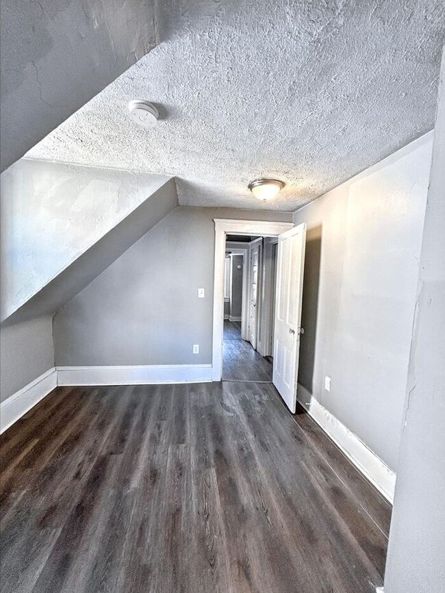 Building Photo - Adorable 3-Bedroom Home with Modern Conven...