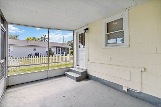 Building Photo - PENDING APPLICATION- Charming 1/1 Home in ...
