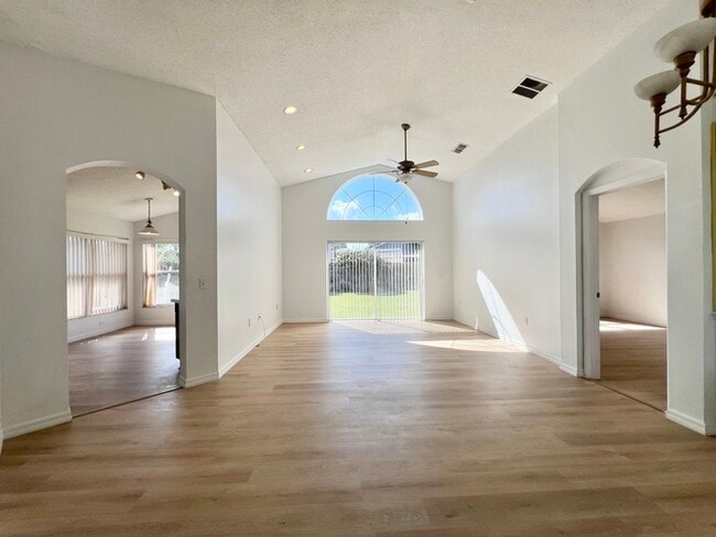 Building Photo - Beautifully Updated 3 bedroom 2 bath home ...