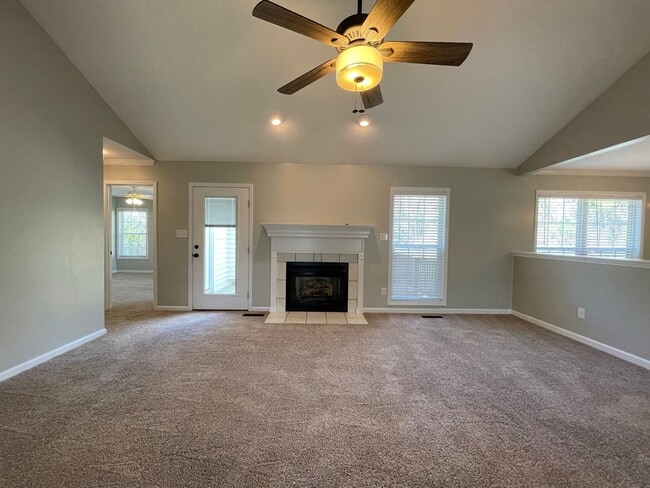 Building Photo - Immaculate and Move In Ready on Newport!