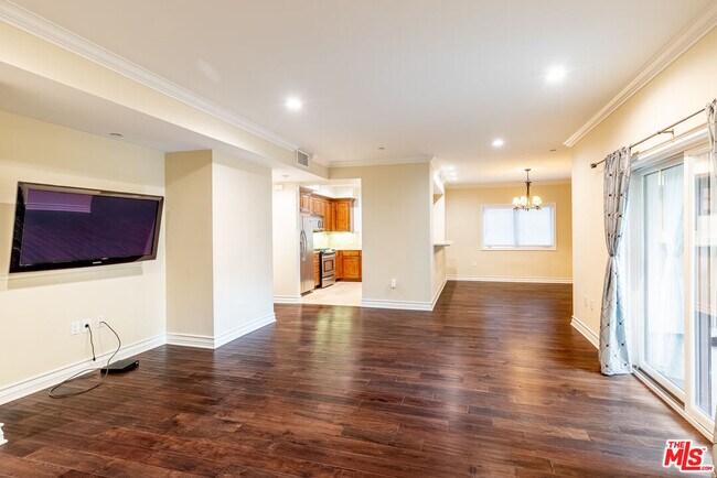 Building Photo - 2347 Fox Hills Dr