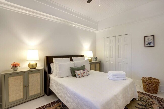 Building Photo - 306 E Victory Dr