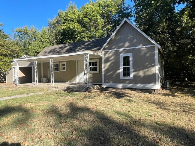 Building Photo - 601 N Fawn St
