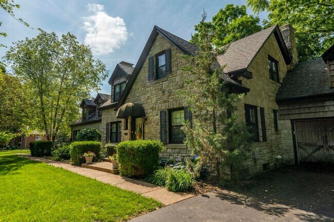 Building Photo - Beautiful 4 bedroom home in University Heights! Don't miss this one!