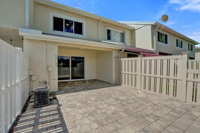 Building Photo - 9913 NW 57th Manor