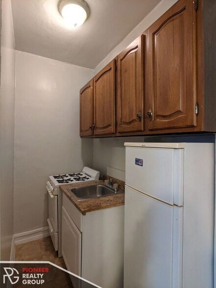 Building Photo - 2827 N Burling St