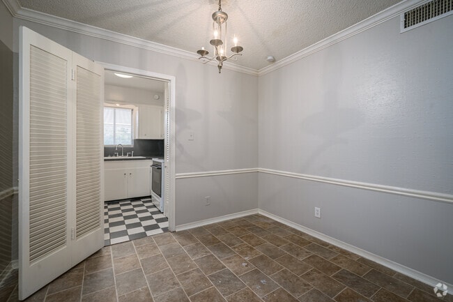 1BR, 1BA - 725SF - Royal Oaks
