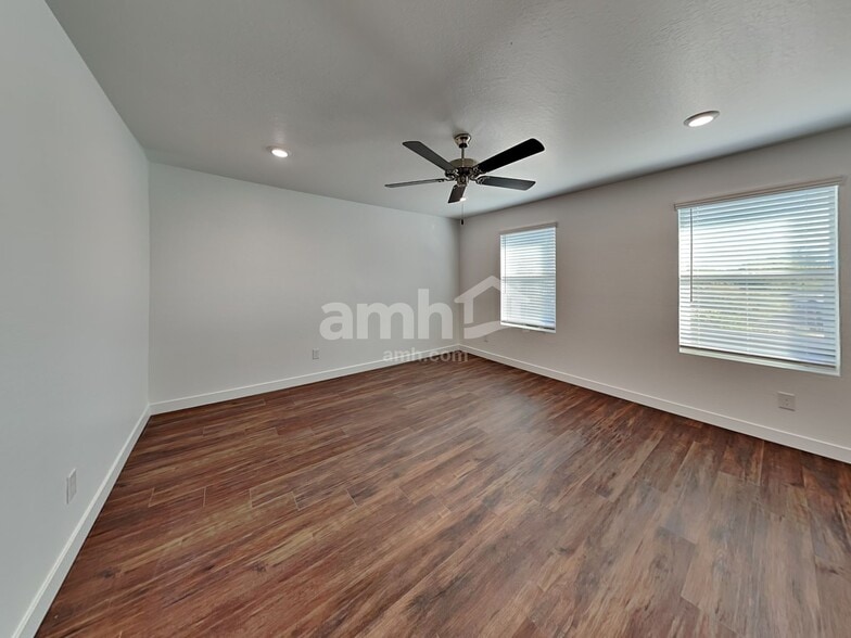 Building Photo - 18449 W Honeysuckle Dr