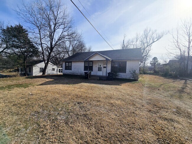 Building Photo - 4 Bed 2 Bath at Shawnee