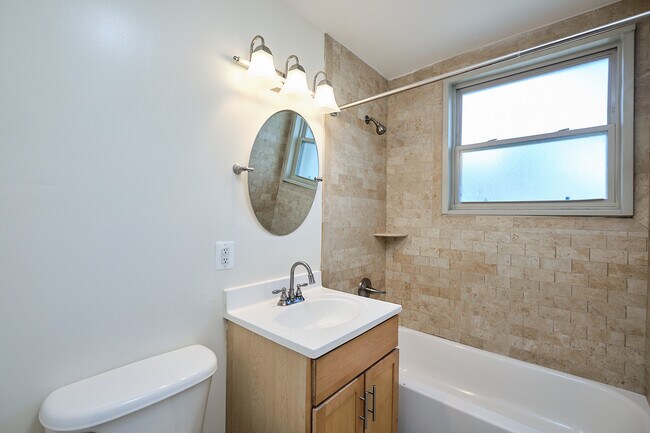 Building Photo - 2832 Hartford St SE