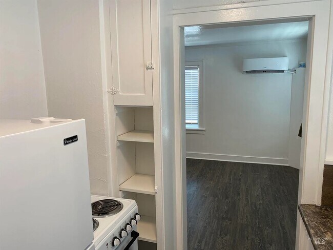 Building Photo - 907