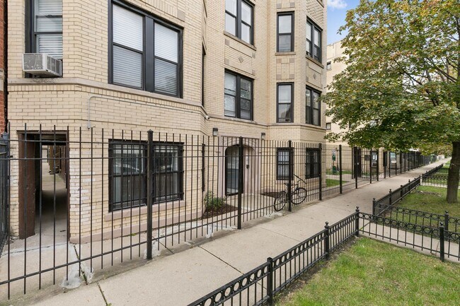 Building Photo - 3635 W Dickens Ave