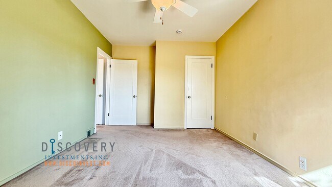 Building Photo - Attractive Mid-Century Modern Dimond Distr...