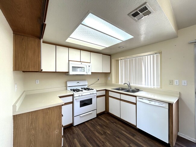Building Photo - AVAILABLE NOW!! 2 Bed/2 Bath Apartment in ...