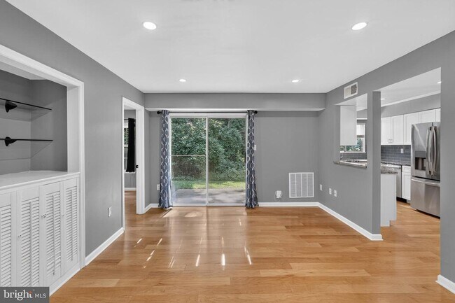 Building Photo - 7742 New Providence Dr