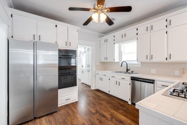 Building Photo - 1528 N Beard Ave