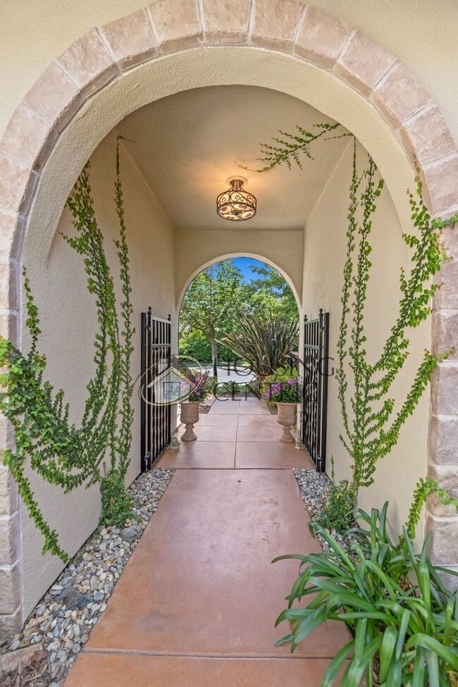 Building Photo - Executive Gated Serrano Golf-Course Home with Views of the 16th Hole!