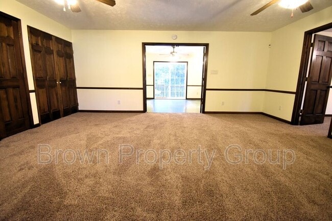 Building Photo - 901 Fredonia Dr