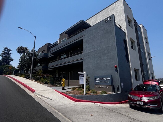 Building Photo - 2 bedrooms 2 baths in Escondido over at the GRAND VIEW APARTMENTS