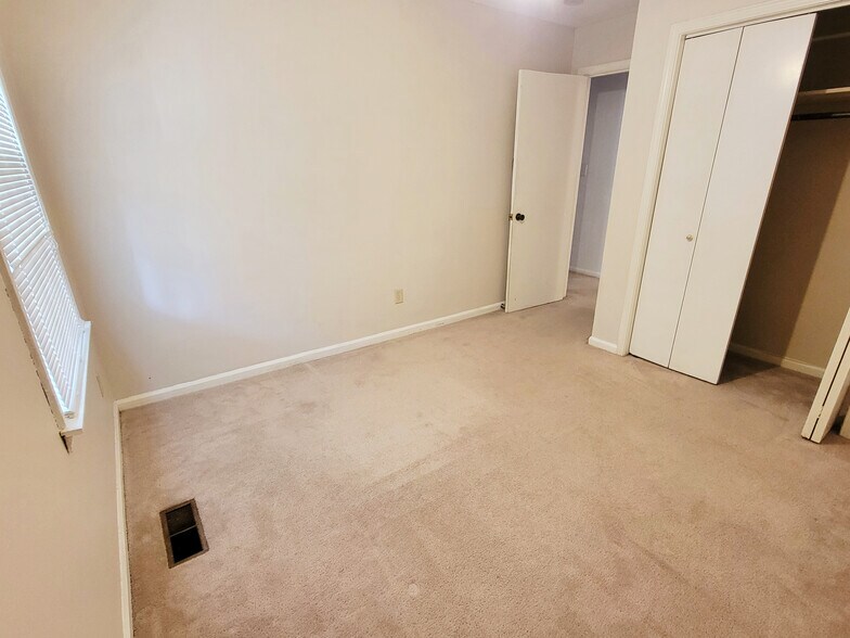 Building Photo - 804 Linbard Ln