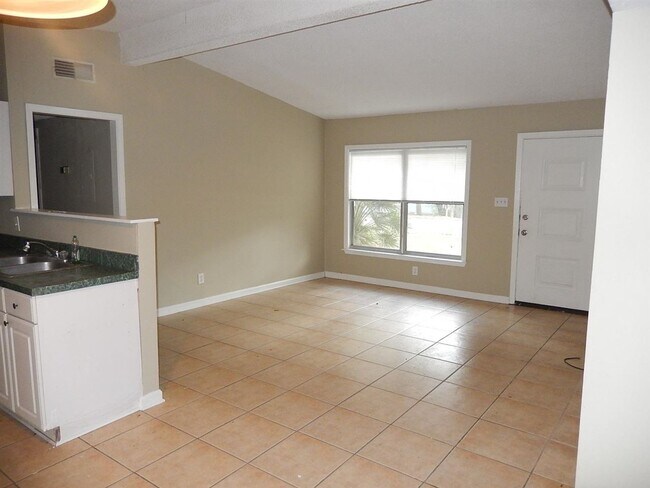 Building Photo - 1682 Mayhew St