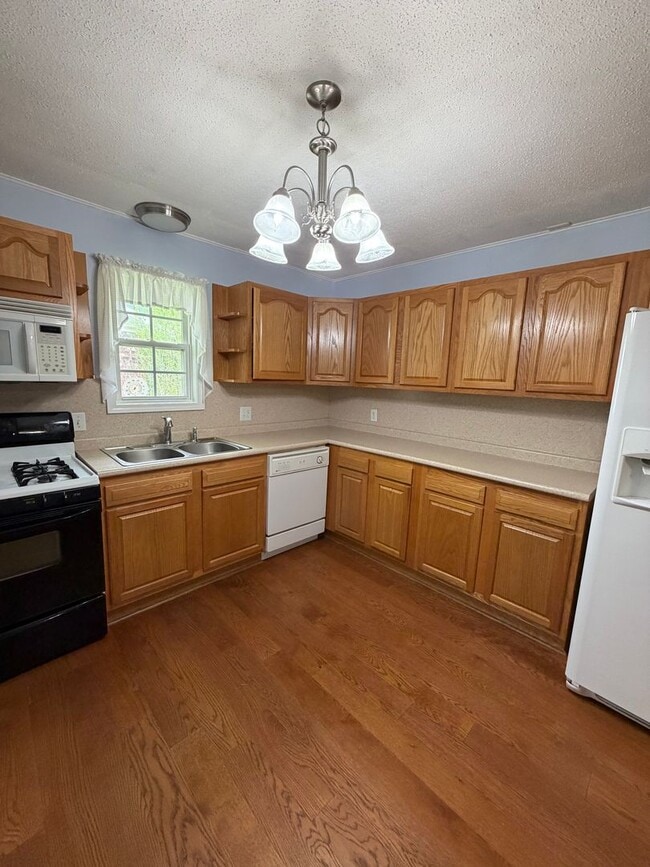 Building Photo - 3 Bedroom | 1 Bathroom | 2 Car Garage | Springfield MO!