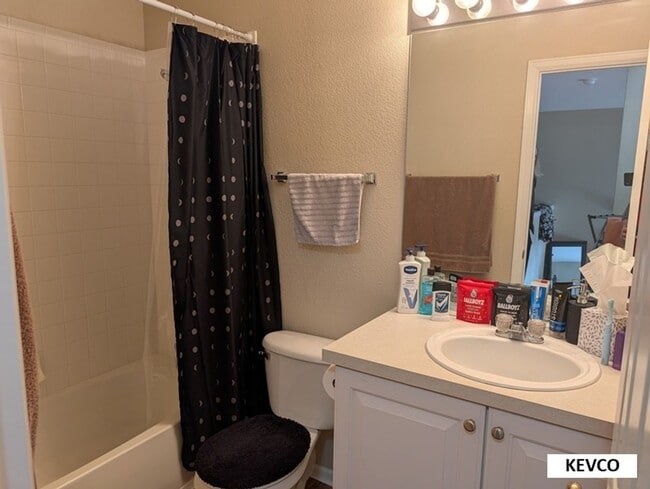 Building Photo - Bright Townhome Near Shopping and Food!