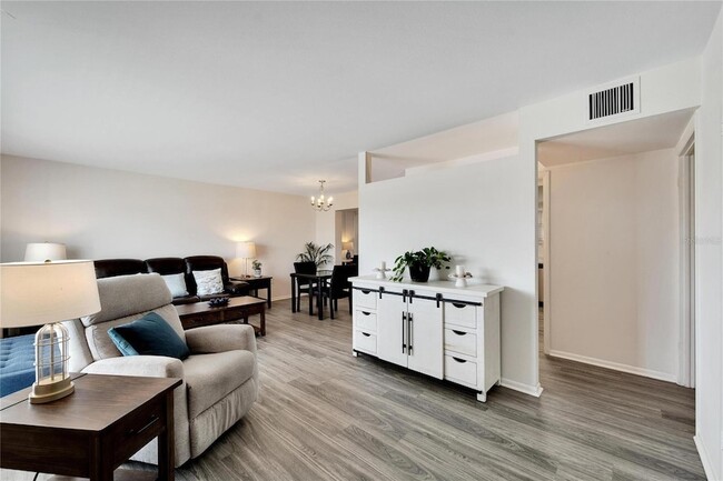 Building Photo - 1216 Hacienda Dr