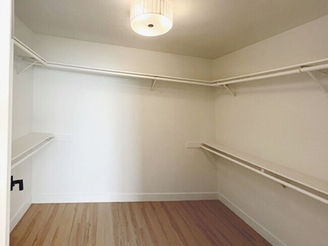 Building Photo - 4 bed 2.5 Plus bonus room in Redondo Beach.