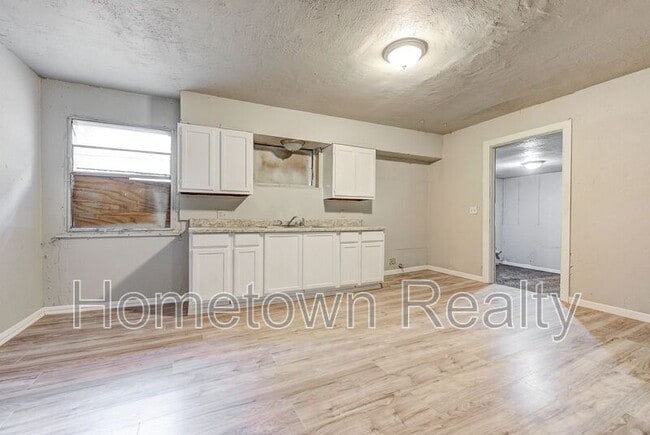 Building Photo - 1135 N Billen Ave