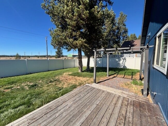 Building Photo - Mountain Views- La Pine