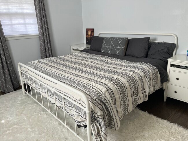 Building Photo - 8445 N Greenvale Rd