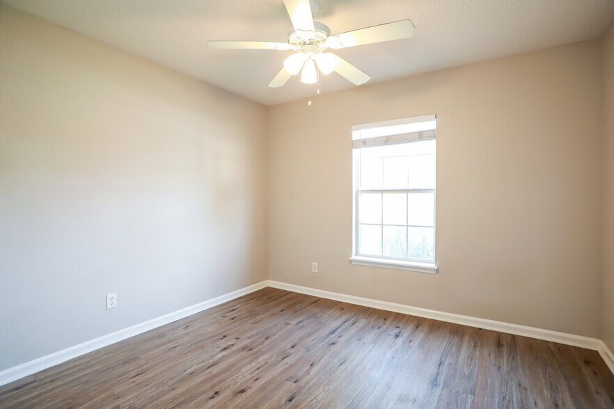Building Photo - 2285 Brian Lakes Dr E
