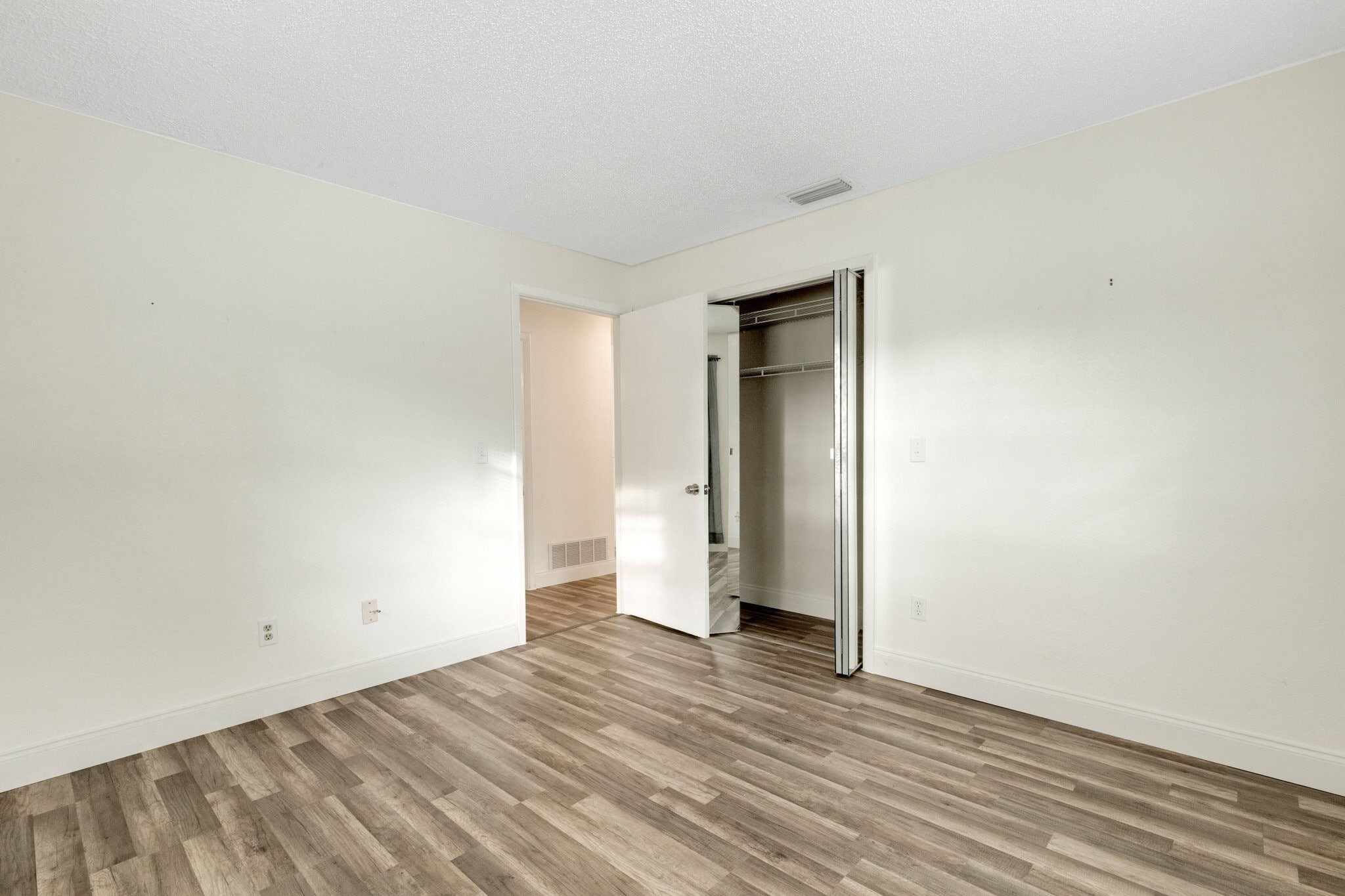 Building Photo - 1100 Pinellas Point Dr S