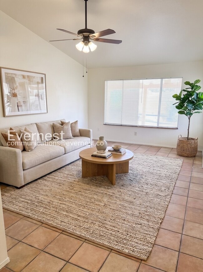 Building Photo - 2 Bed/2 Bath Home with Fenced Yard & Garage / Pet-Friendly / Vouchers Accepted / Available Soon!
