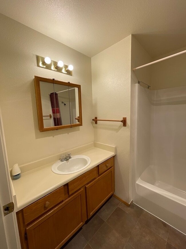 Building Photo - 3 Bedroom / 2 Bathroom Home in SW Redmond - PENDING APPLICATION