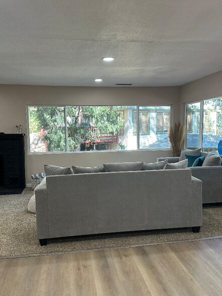 Building Photo - 518 Acacia Dr