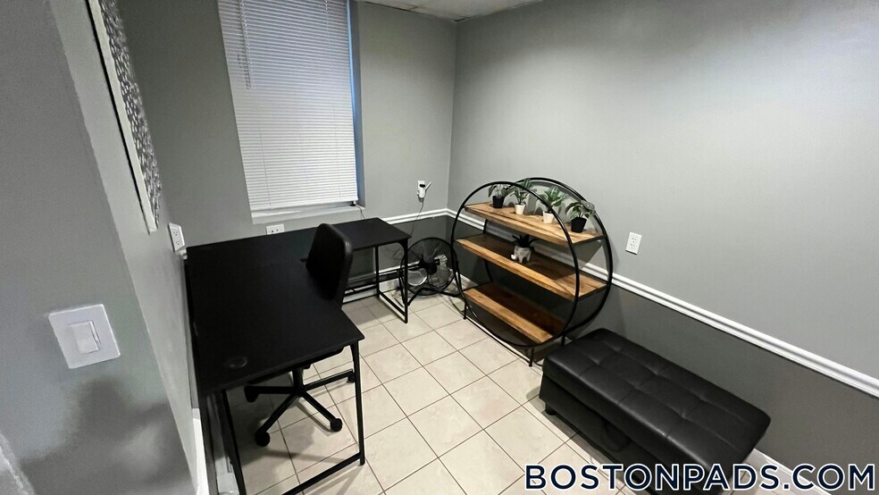 Building Photo - 1890 Beacon St