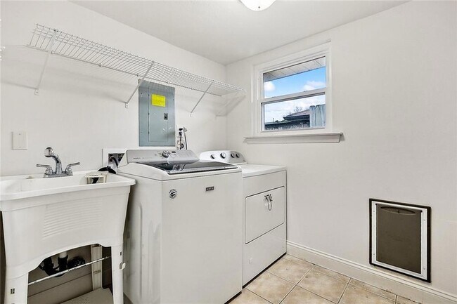Building Photo - 3512 James Dr