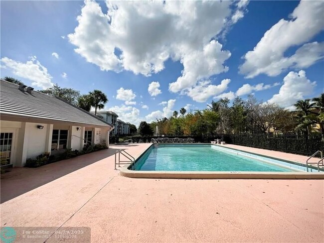 Building Photo - 711 N Pine Island Rd