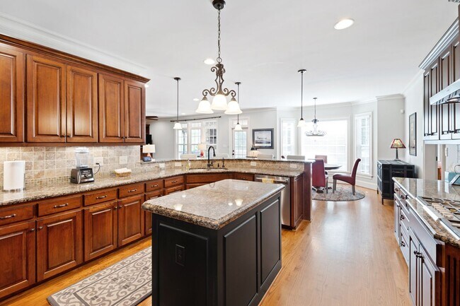 Building Photo - Elegant 5 bedroom home in Bedford!