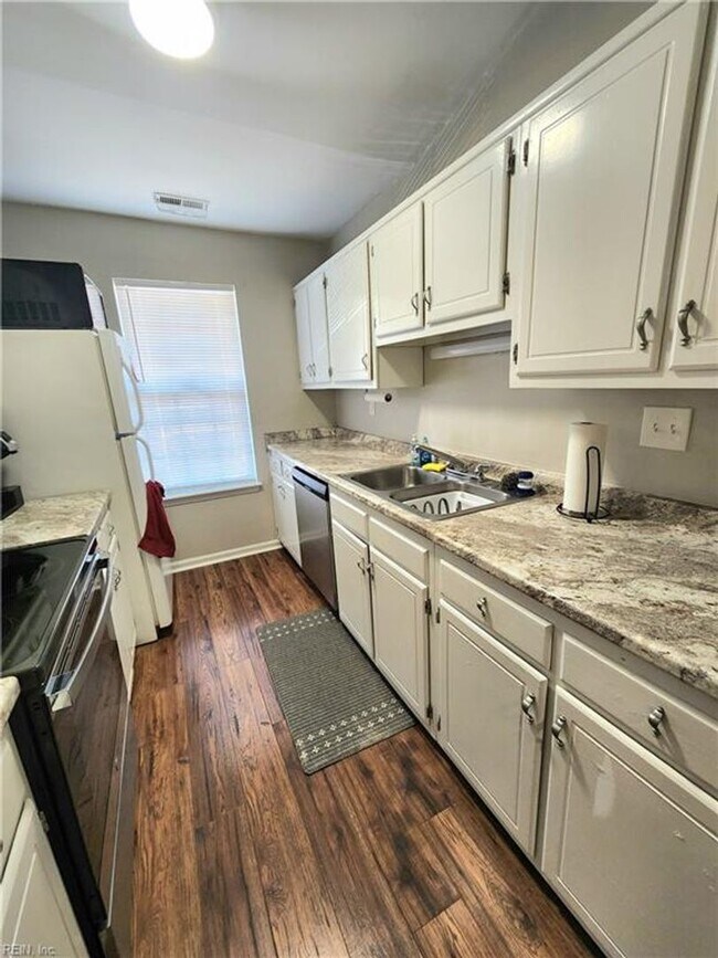 Building Photo - Updated and charming townhouse in heart of...