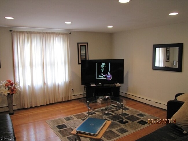 Building Photo - 298 Luddington Ave