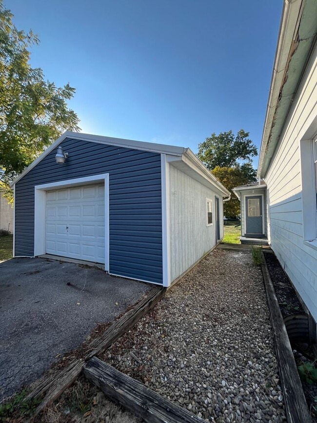 Building Photo - 3 Bedroom, 2 Bathroom Single Family Home i...