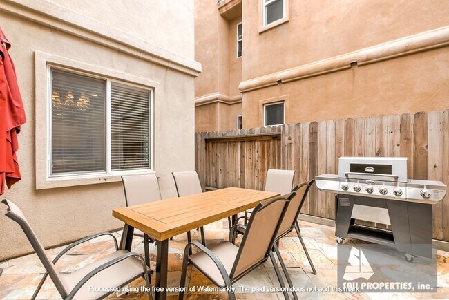 Building Photo - Gorgeous, Large downtown Huntington Beach Vacation Rental