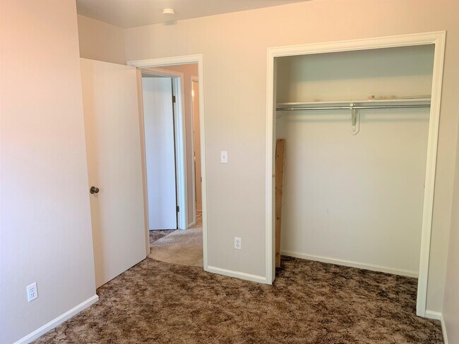 Building Photo - 3201 Wedgewood Ct