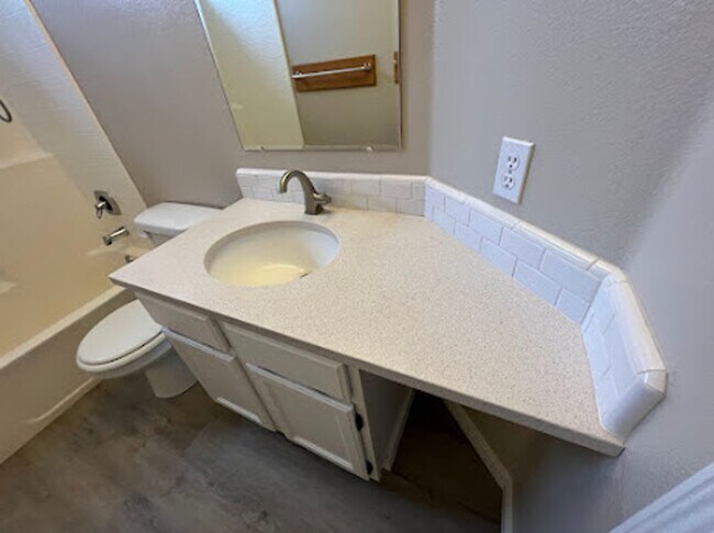 Building Photo - 3 Bedroom 2 Bath Home Close to Micron Available 4/20/26